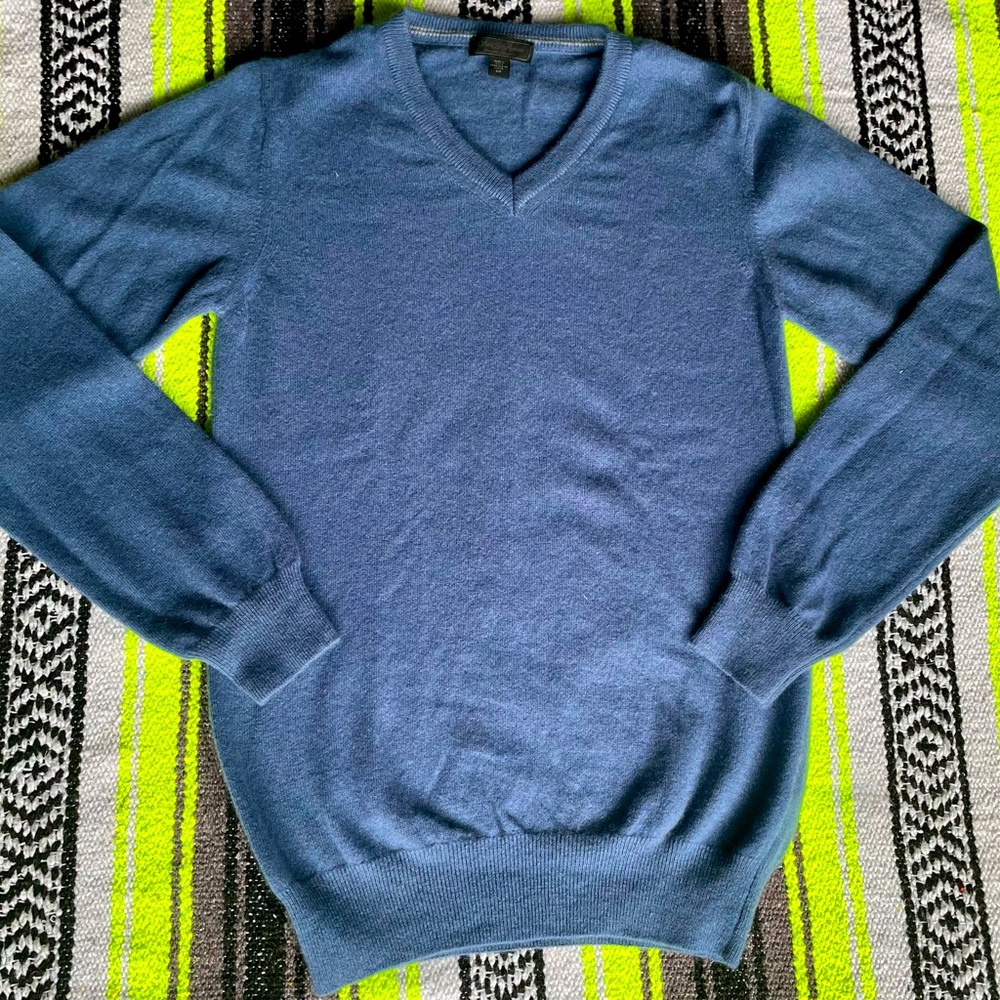 NWOT grayish blue saks fifth ave 100% cashmere v neck sweater size small.